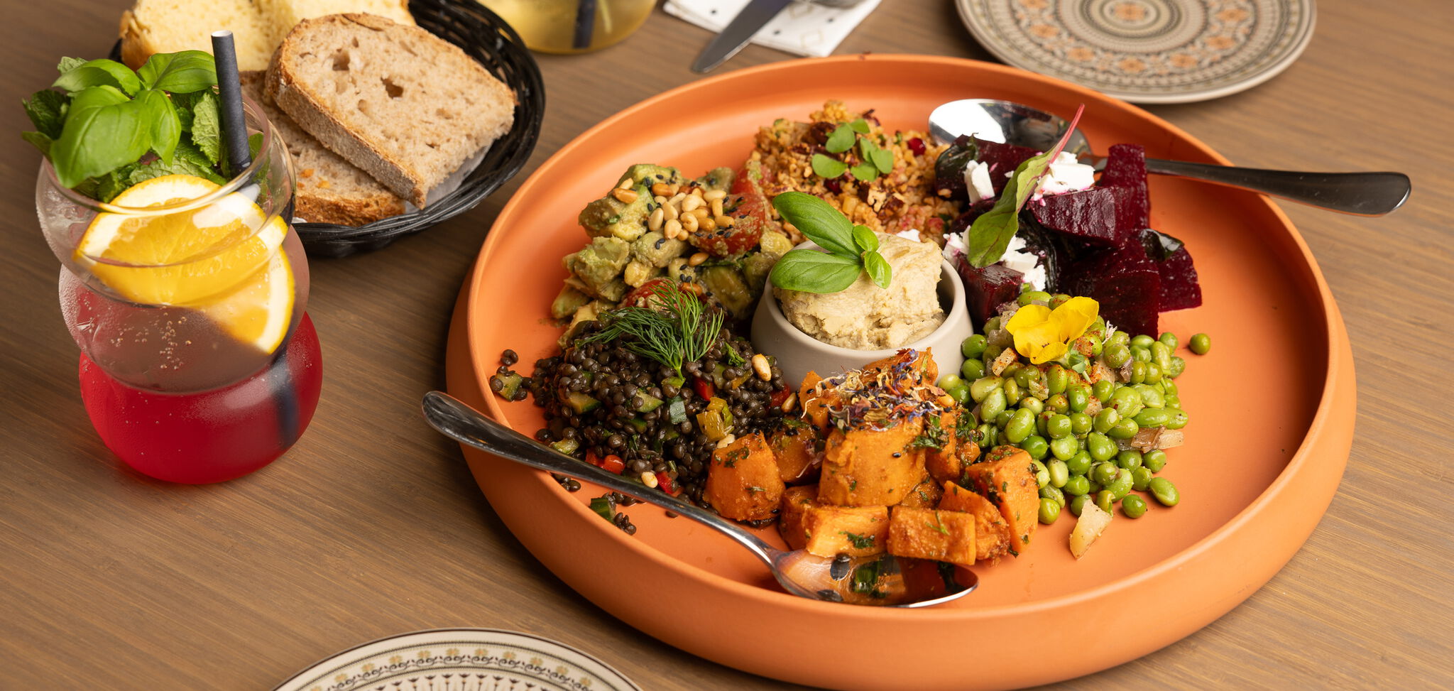 Tisch mit Getränk, Brot und Salatteller