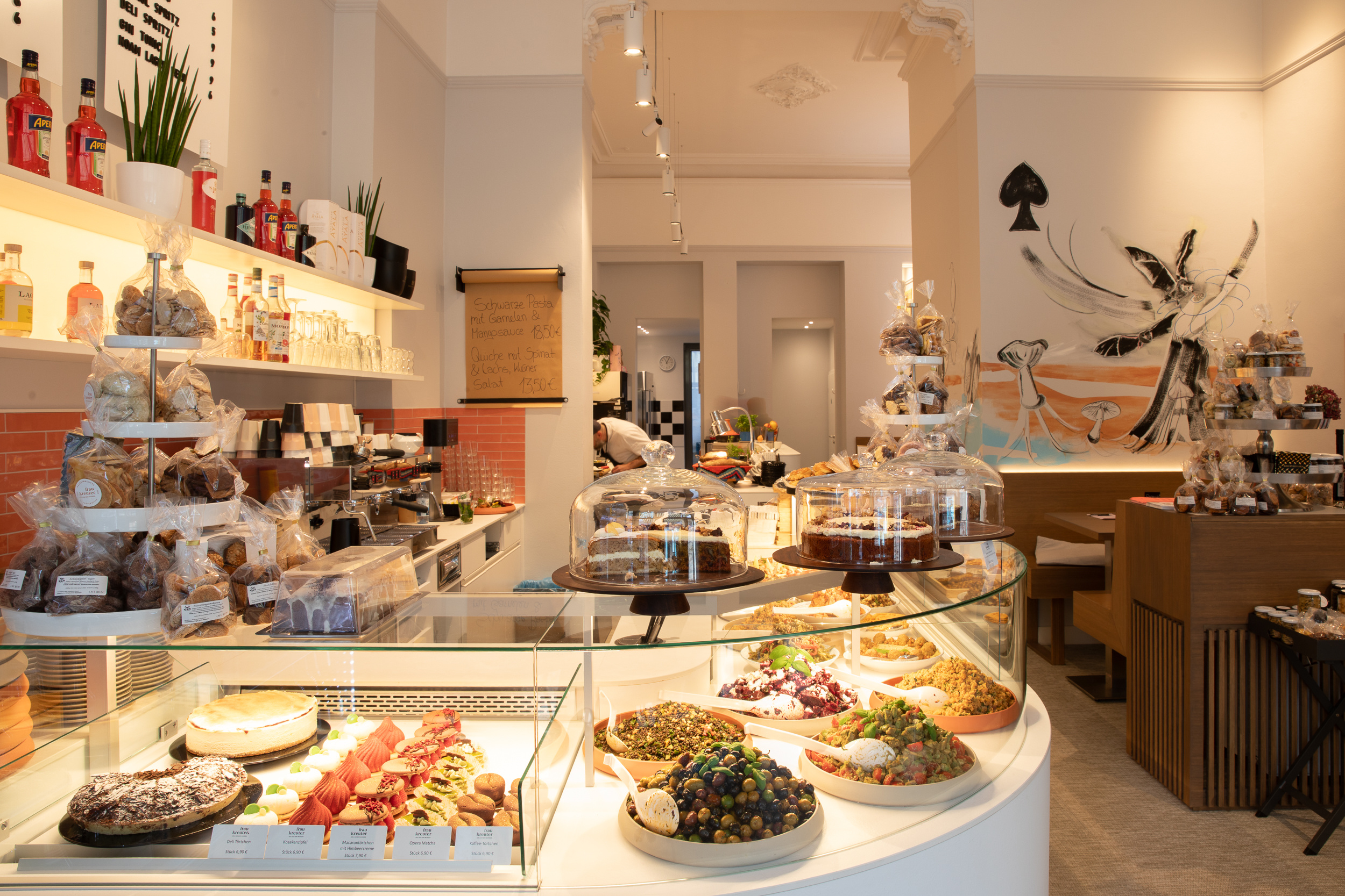 Theke mit Speisen im Frau Kreuter Deli